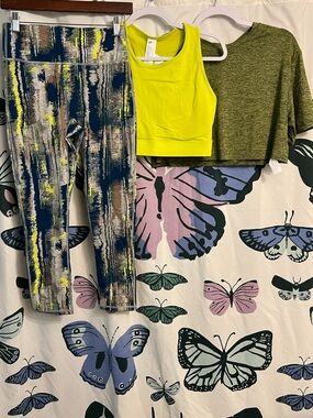 3 pc yellow and Blue Print High-Waisted Pocket Capri/sports bra/cropped tee set